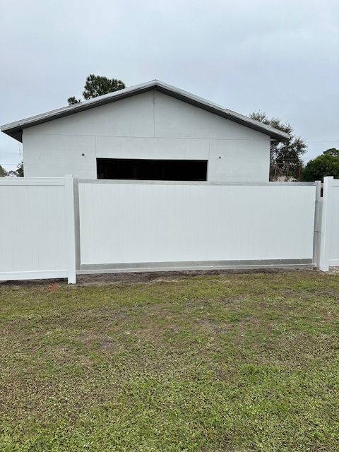 Vinyl fence panels