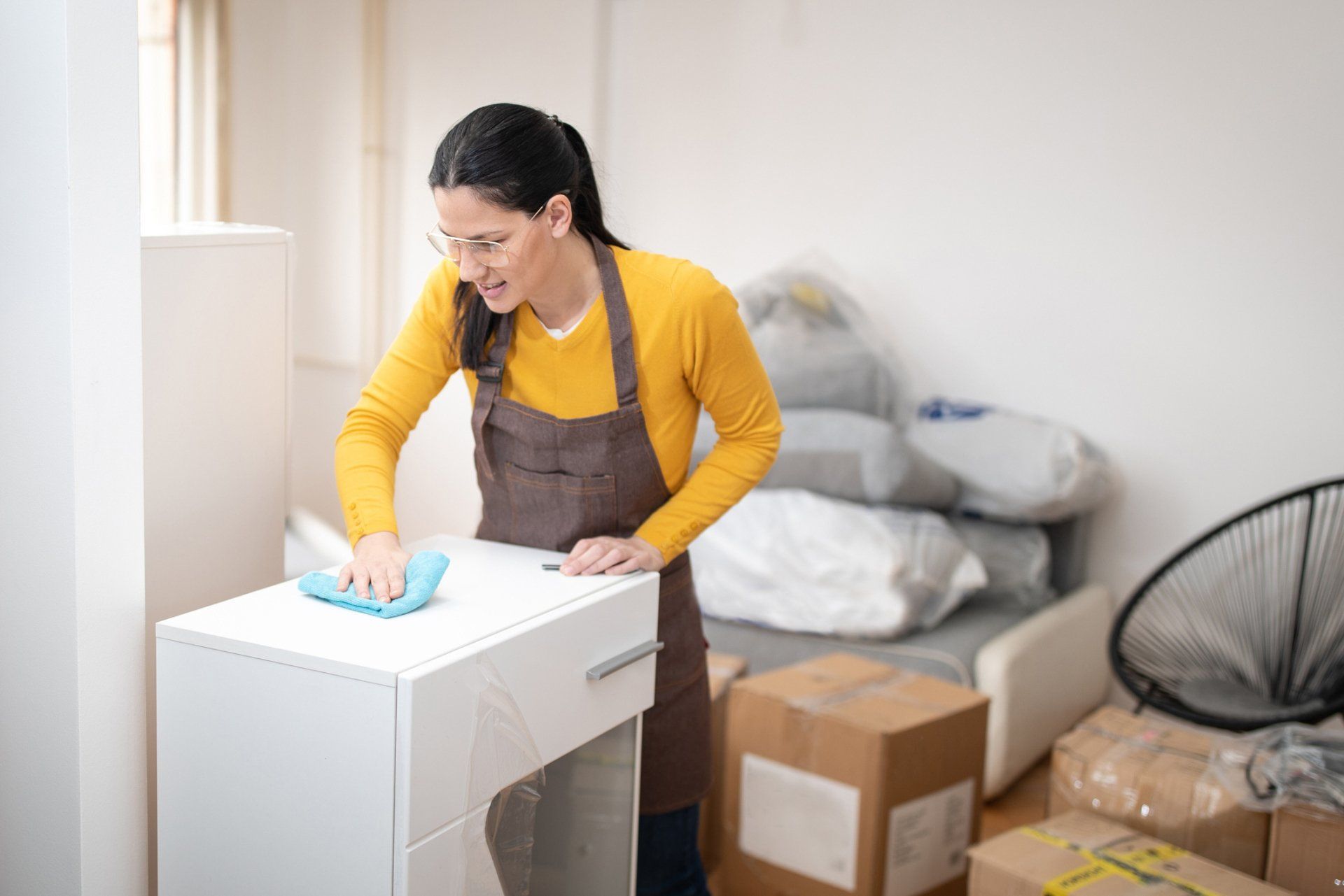 A Woman Cleaning Her Table While Moving In - Dover, OH - Rosmary's Cleaning Service A Woman Cleaning Her Table While Moving In - Dover, OH - Rosmary's Cleaning Service