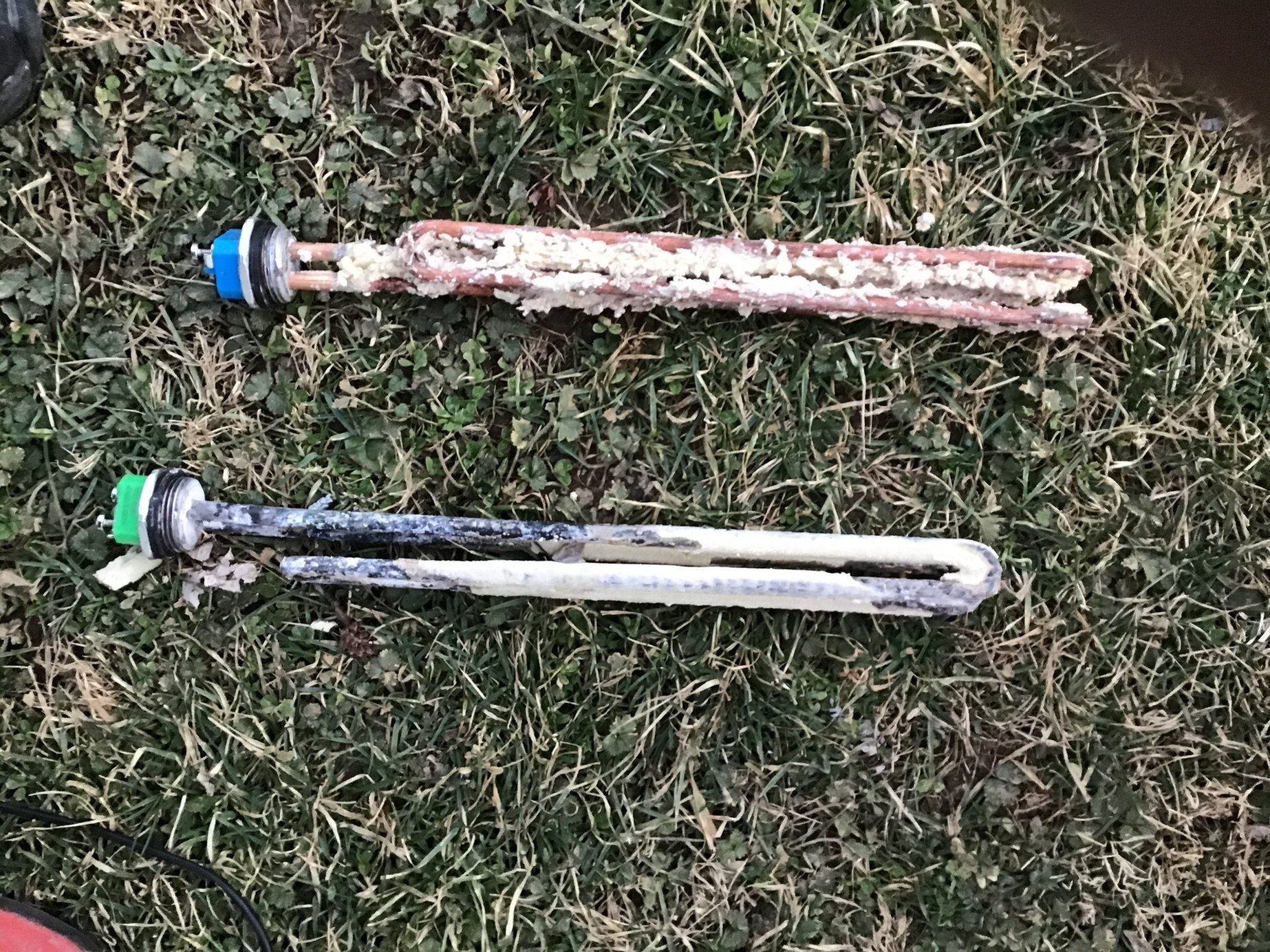 Dos elementos de calentamiento llenos de calcificación