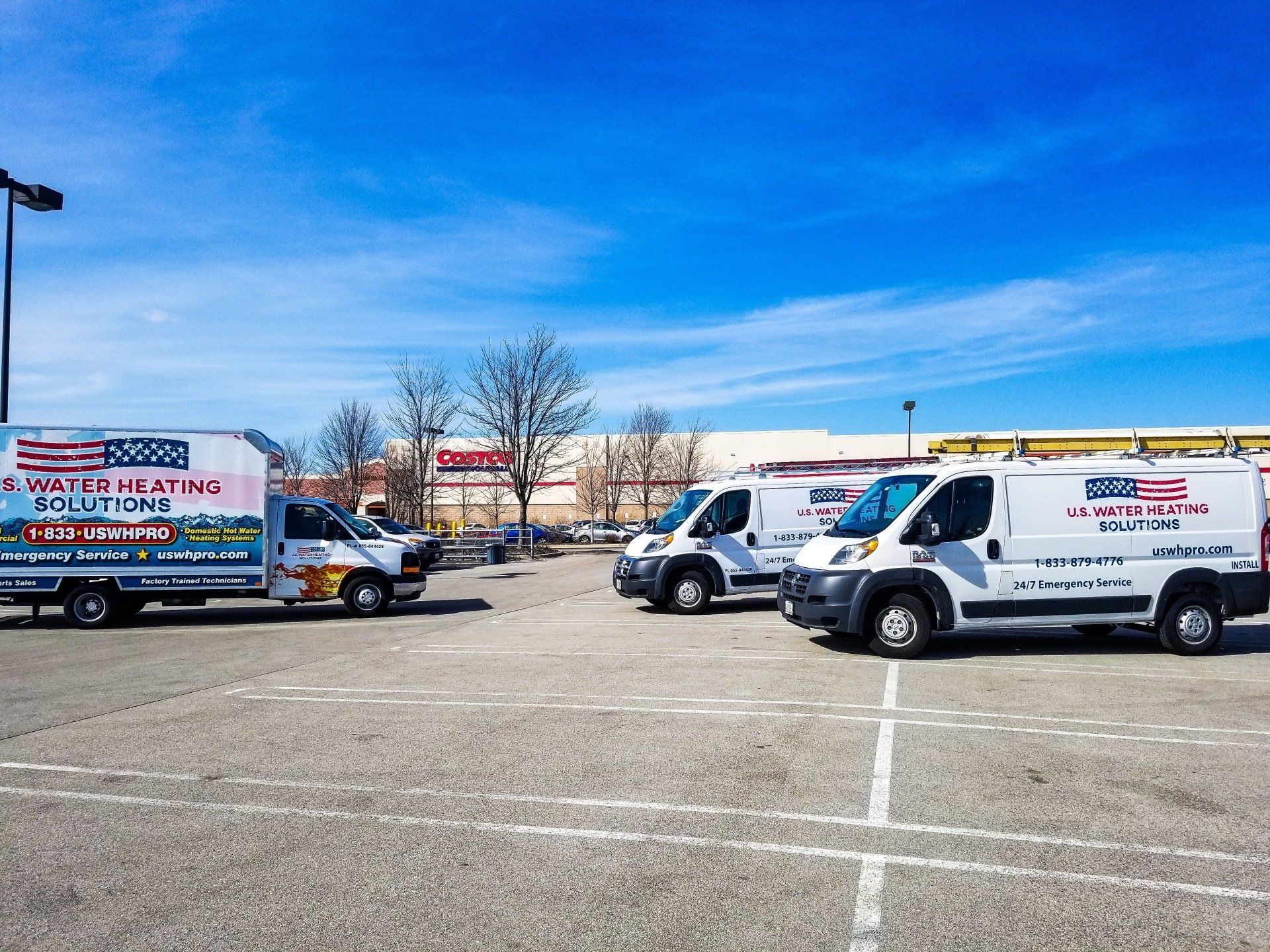 nuestros camiones en el estacionamiento de Costco antes de una instalación comercial