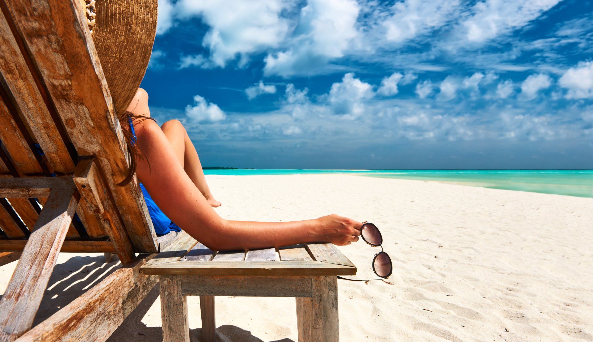 mujer relajándose en la playa