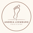 Home pagina Het Andrea Leemburg pedicure-logo met een voetafdruk-icoon in een beige cirkelvormig ontwerp.
