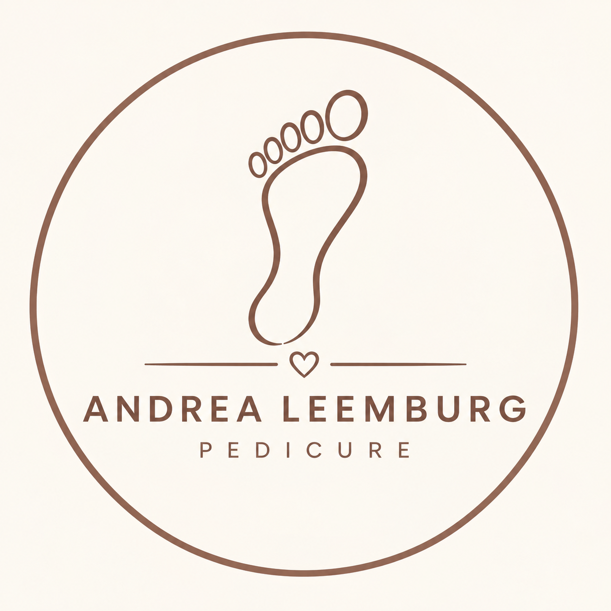 Home pagina Het Andrea Leemburg pedicure-logo met een voetafdruk-icoon in een beige cirkelvormig ontwerp.