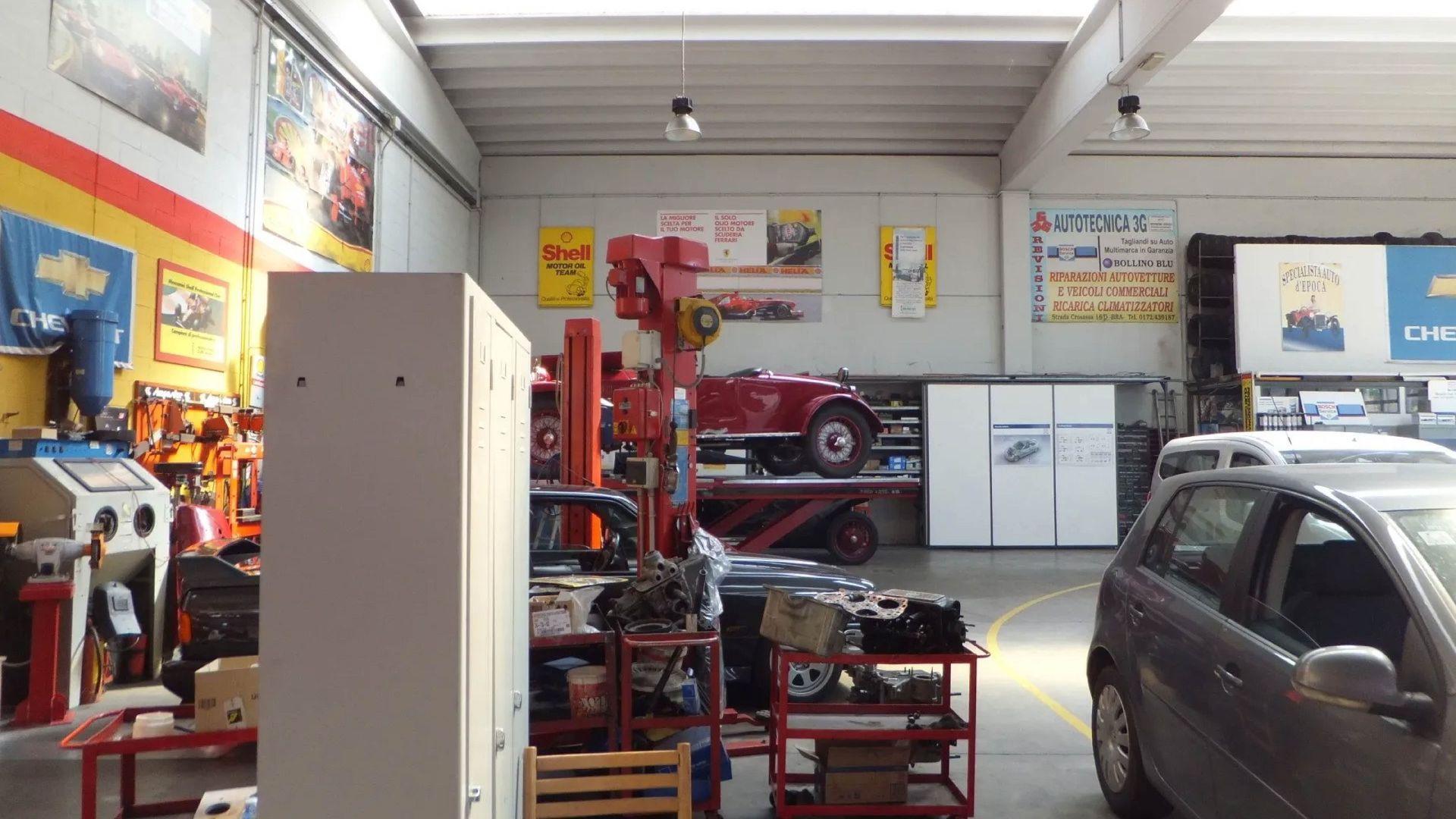 Quattro riprese dell'interno di un'auto con sedili rossi e neri.