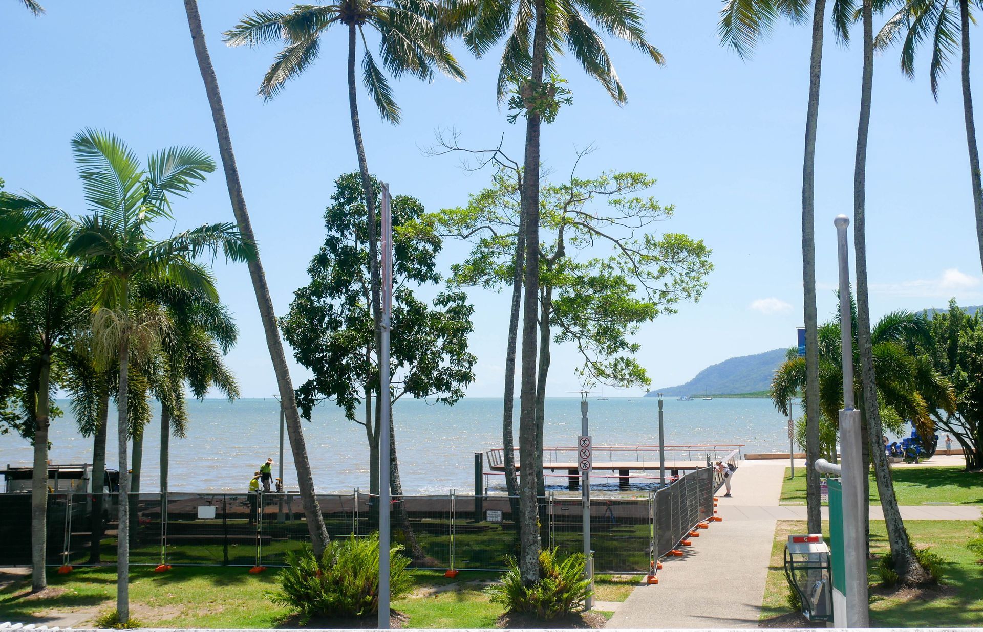 MAD MONKEY WATERFRONT CAIRNS