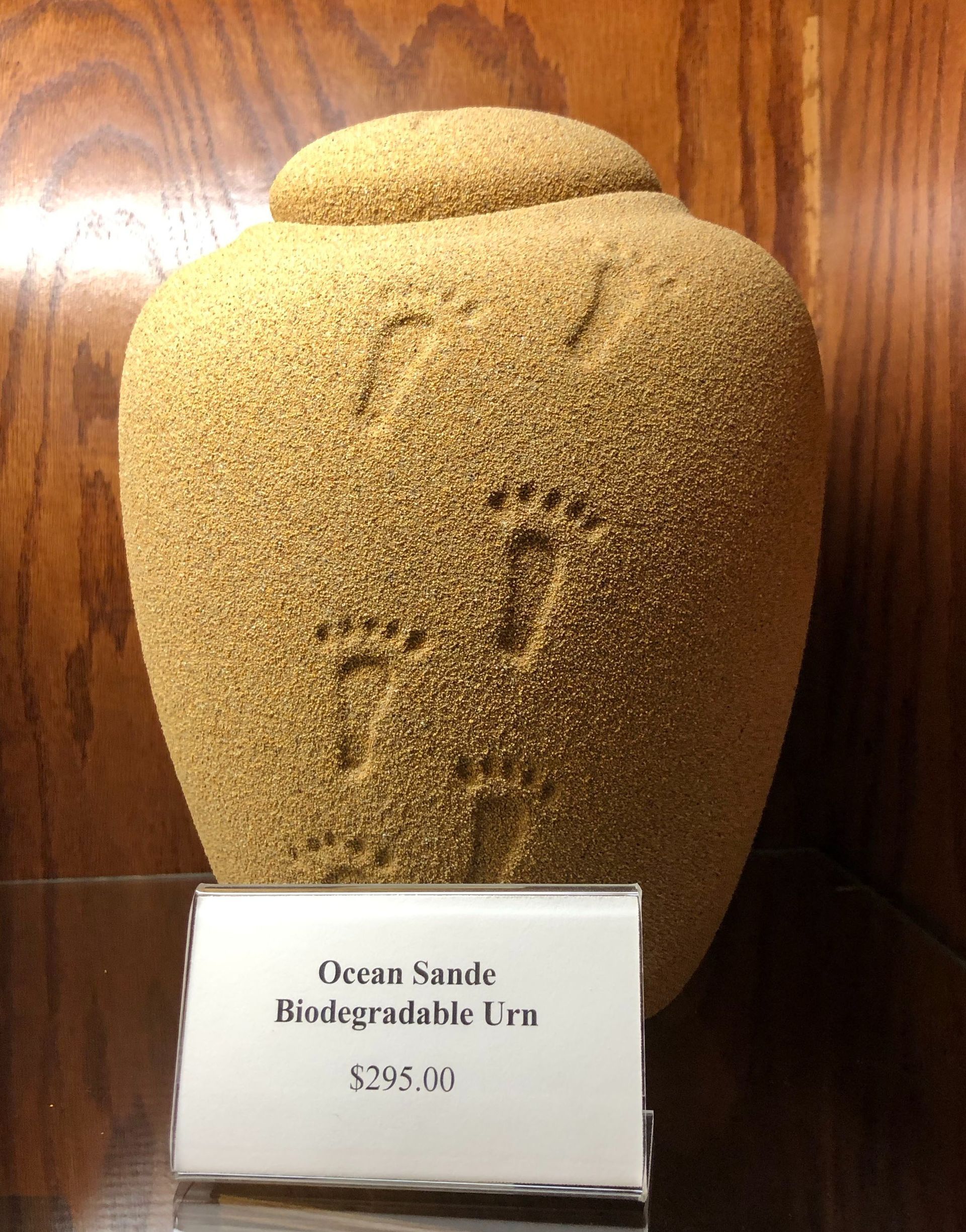Large beige grain urn on display with a label reading “Oman Sanbei Biwazuka Uha” and “¥25,000.”