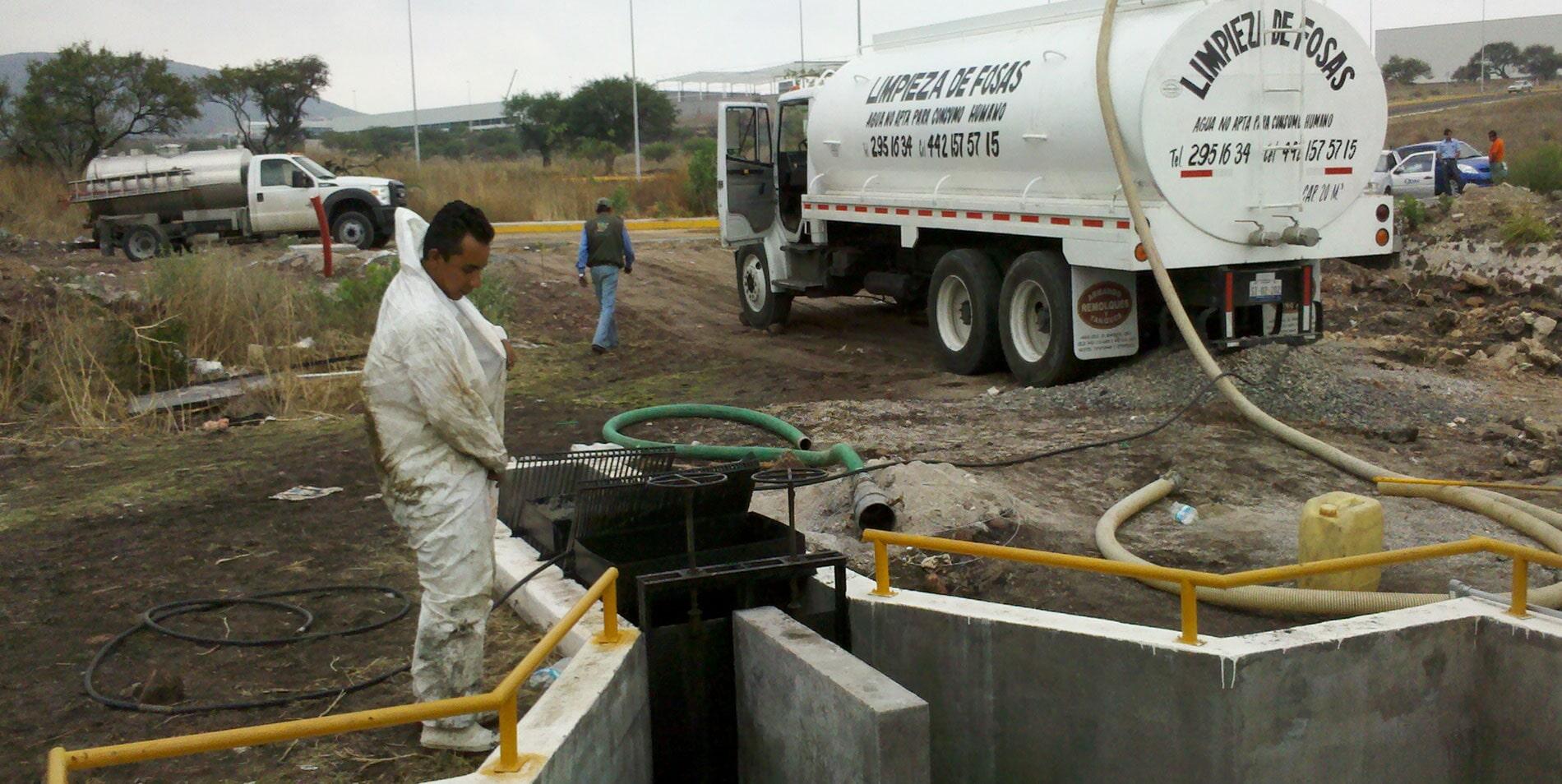 ​DESAZOLVES PROFESIONALES DE QUERÉTARO - personal ampliamente capacitado