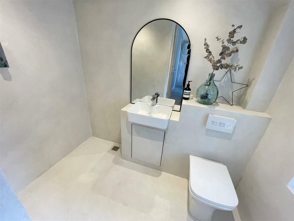 Esdon Architecture. Edwardian period property renovation. Microcement ensuite Esdon Architecture. Wiltshire and Hampshire Architect. Edwardian period property full renovation. En-suite. Microcement finish.