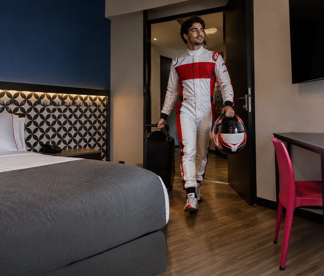 Piloto entrando a una habitación de Hoteles MX con su casco