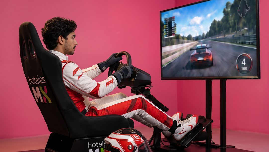 Piloto en el simulador de carreras de Hoteles MX