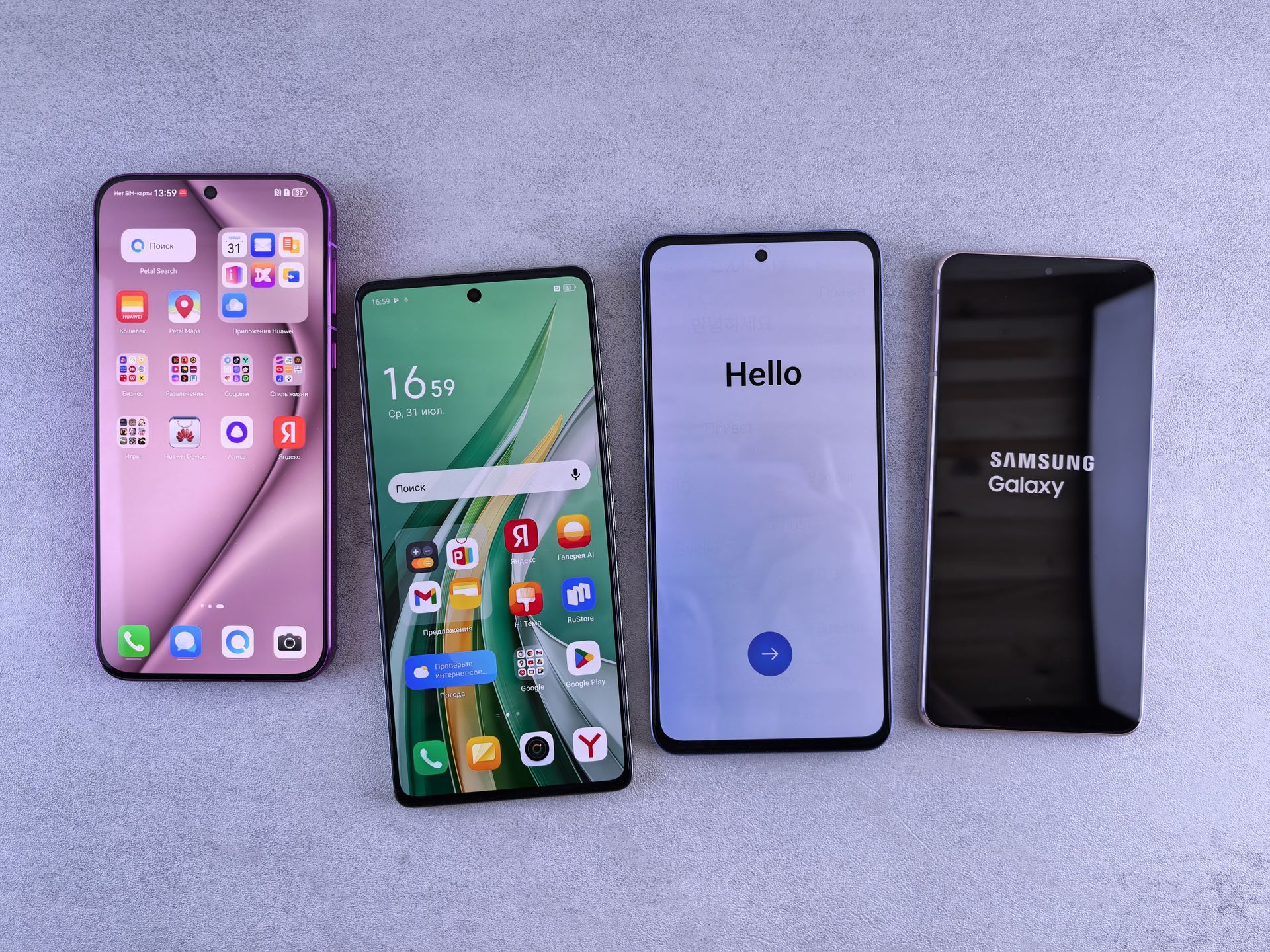 Quatre smartphones présentés côte à côte, l'un avec un écran d'accueil et l'autre affichant un écran de configuration « Bonjour ».