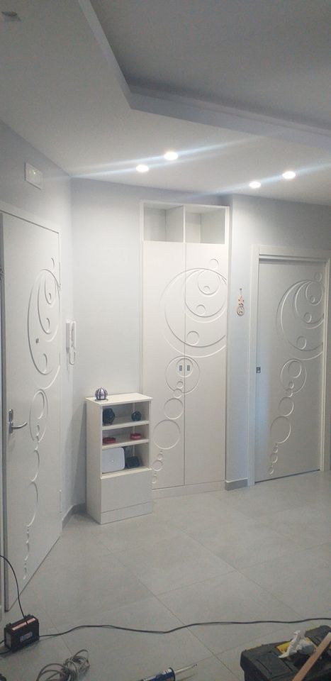 porte in legno con decorazione personalizzata