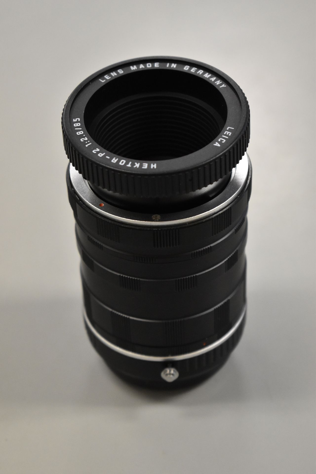 A black Leica camera lens with the words Leica and l