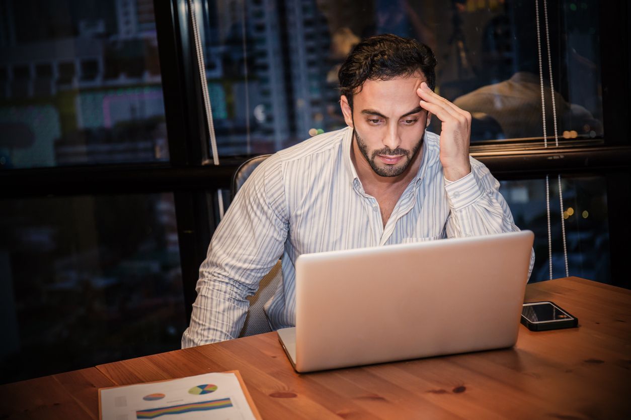 homem pesquisando sobre as atualizações do desenrola para empresasEntenda o que mudou no Desenrola