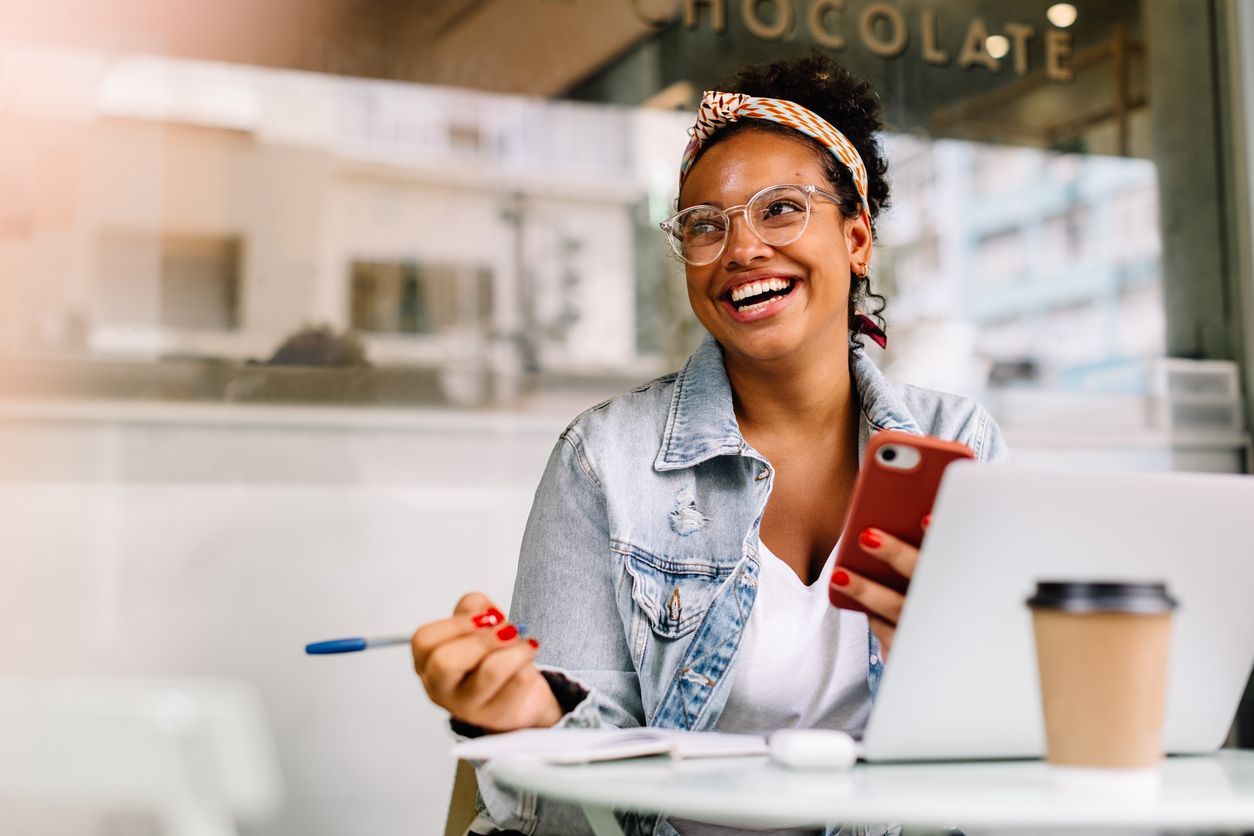 mulher calculando score de crédito empresarial