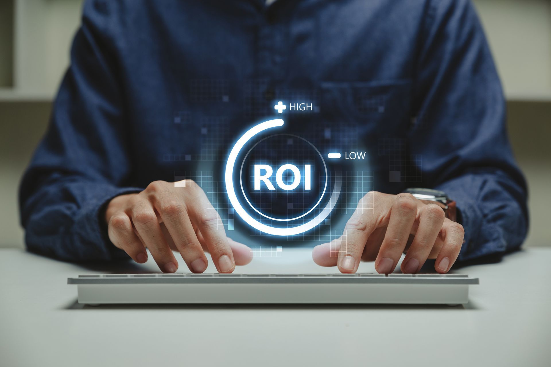 empreendedor de micro e pequena empresa calculando ROI através da calculadora BDMG