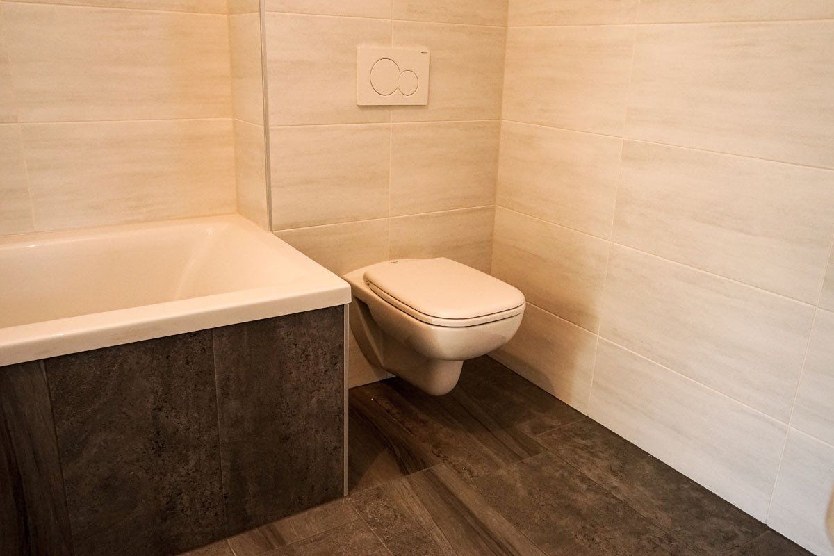 Badewanne und WC