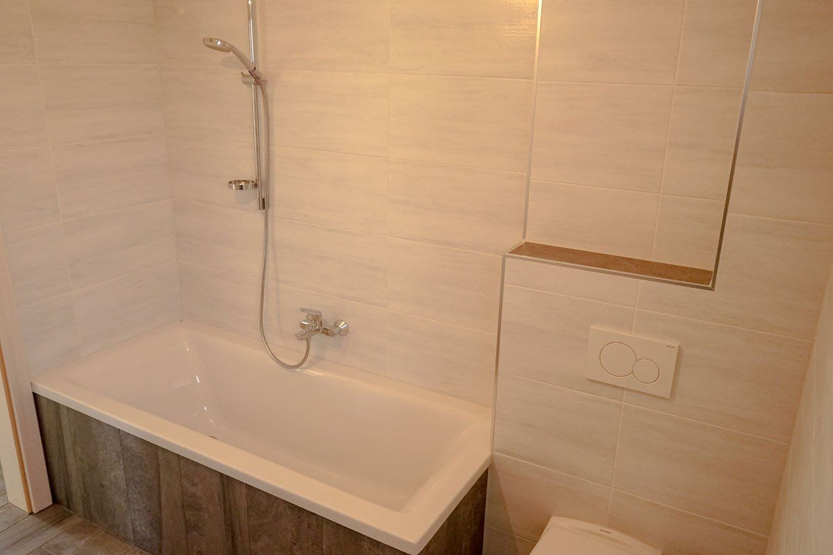 Badewanne und Duschkopf