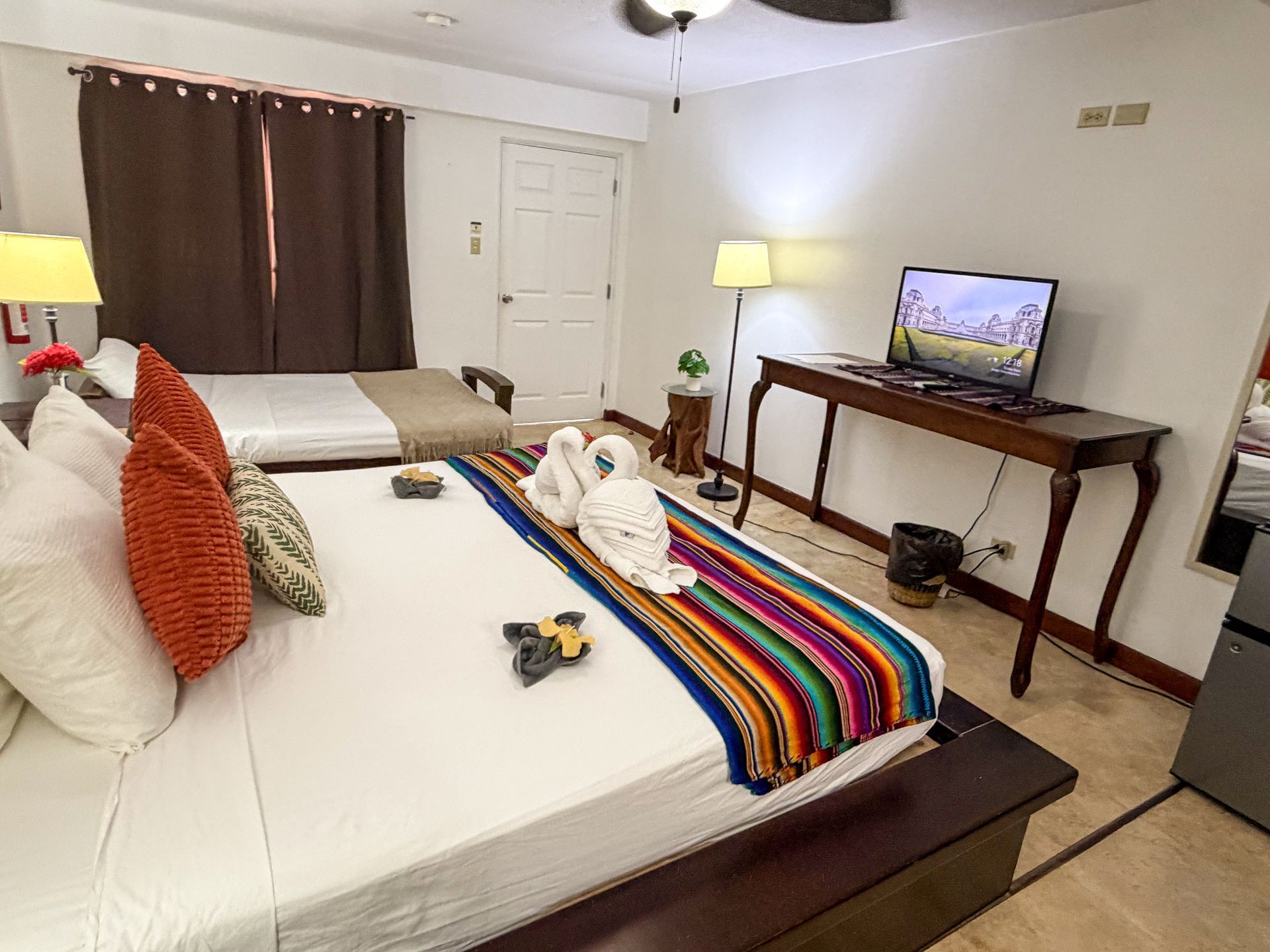 Cozy king room with AC, TV and hot and cold shower in Hopkins Village