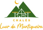 Logo de chal&eacute;s com montanhas verdes, cabana central, lua e texto &ldquo;CHAL&Eacute;S Lua da Mantiqueira&rdquo;