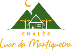 Logo de chal&eacute;s com montanhas verdes, cabana central, lua e texto &ldquo;CHAL&Eacute;S Lua da Mantiqueira&rdquo;