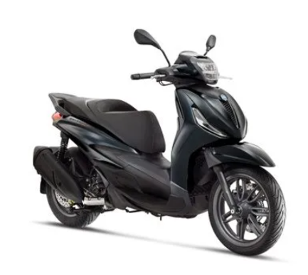 Scooter Piaggio Beverly grigio scuro, vista angolata, su sfondo bianco.
