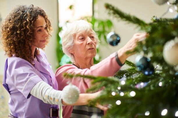 home health aide supervising woman at home with dementia in new york