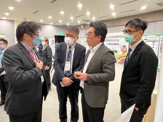 國立陽明交通大學終身講座教授兼台灣水務產業發展協會理事長黃志彬到瑞準攤位