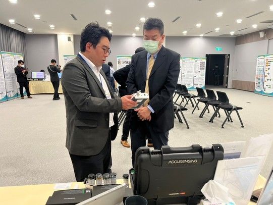 土壤及地下水污染整治基金管理會執行秘書
劉瑞祥到瑞準攤位了解偵測儀器