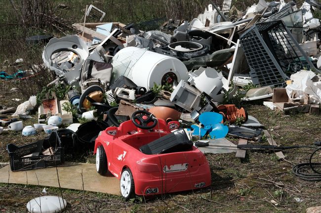 Kent Junk Removal services, WA removing scrap metal, appliances and yard waste during a property cleanout.