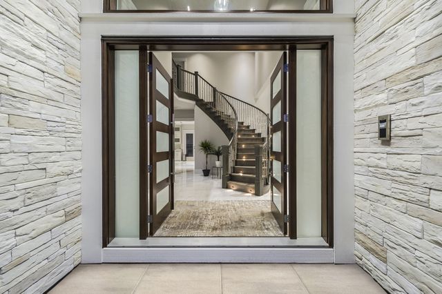 Home entrance with Rinox manufactured stone