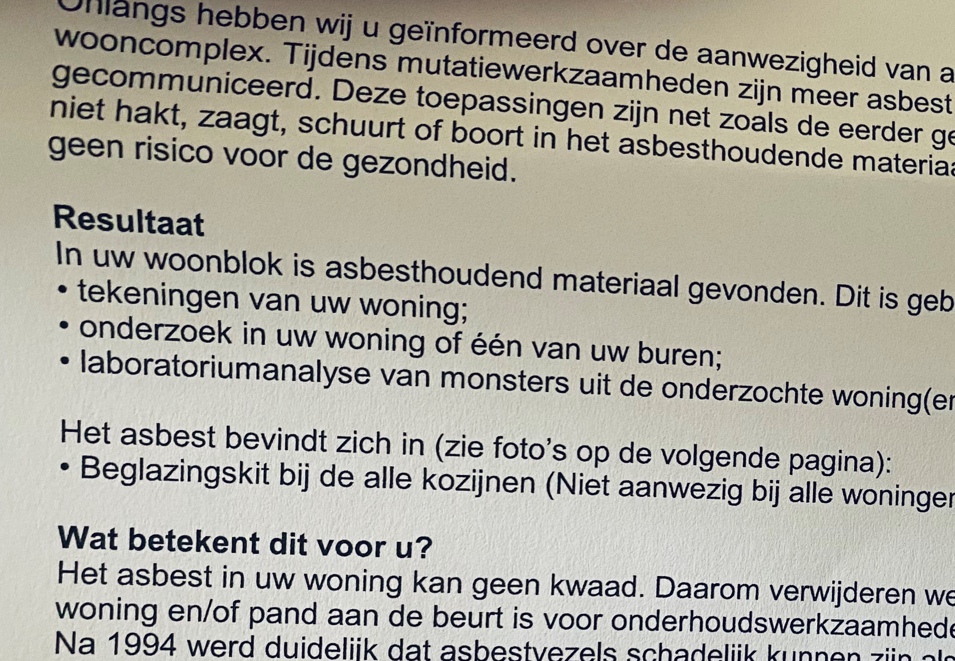Foto van een brief van de woningcorporatie over asbest