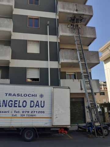 sedie e scatole imballate