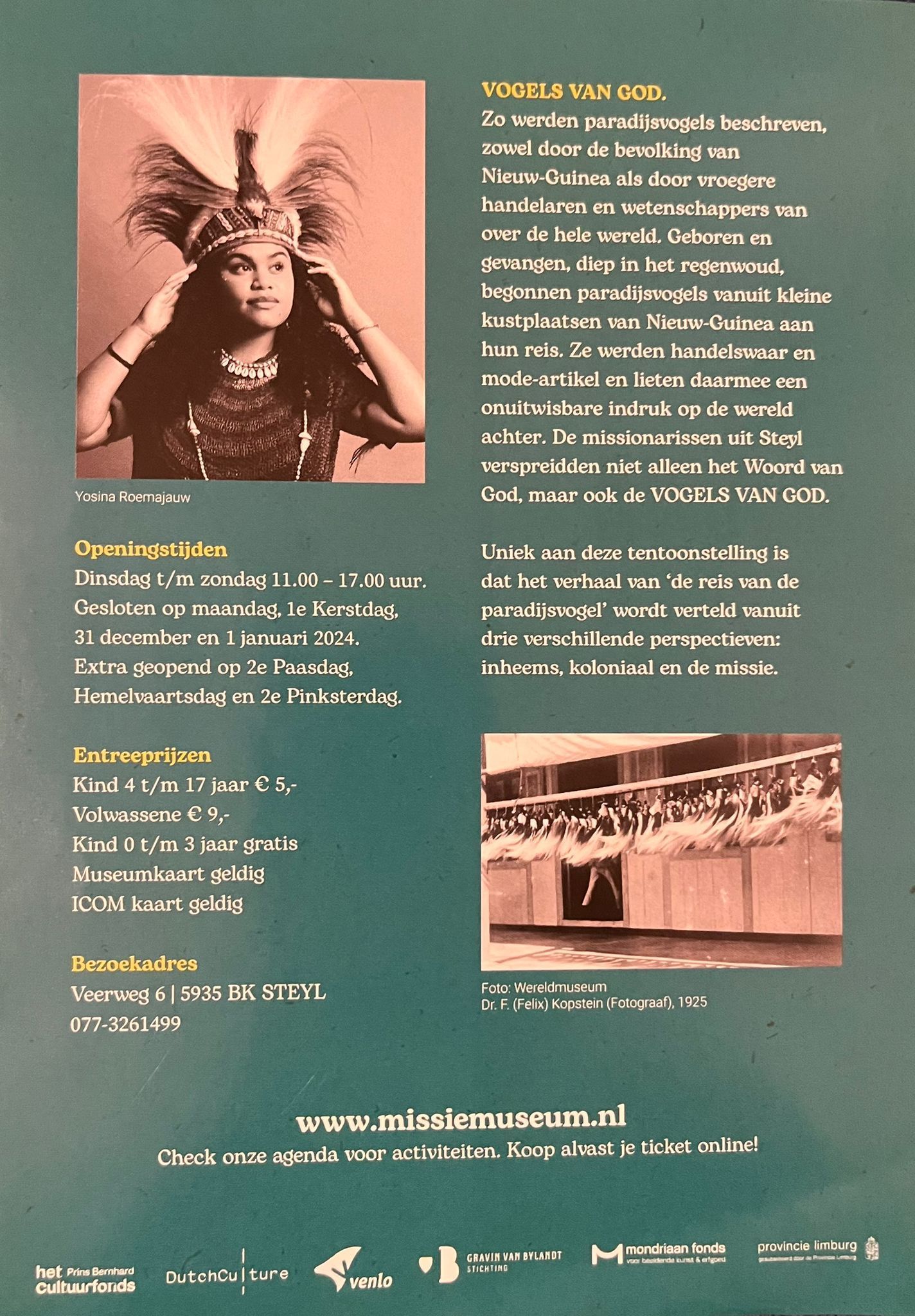 Een zwart-witfoto van een vrouw met een hoofdtooi
