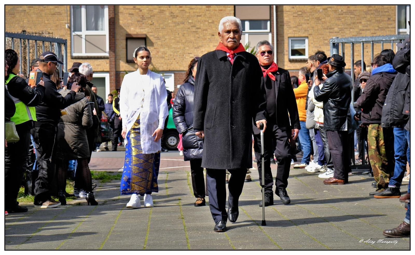 Een groep mensen loopt door een straat.