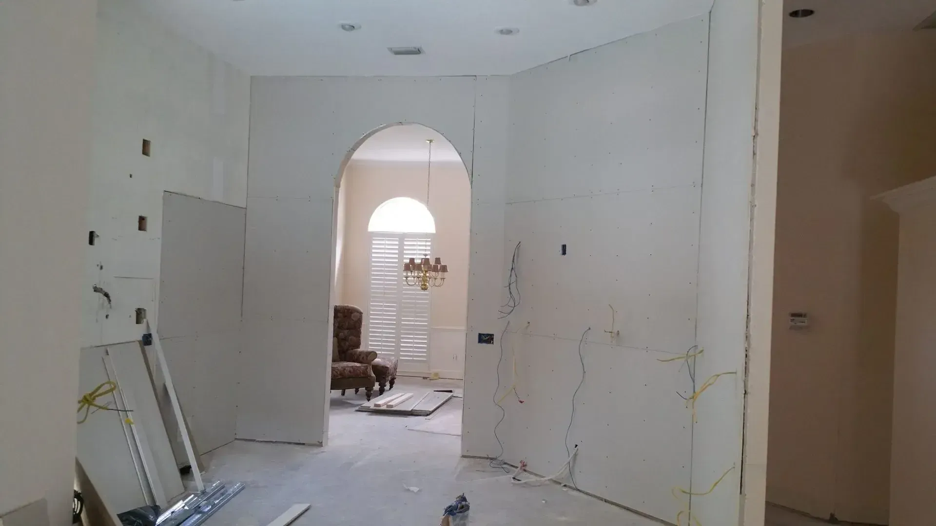 A room with a white ceiling and a picture on the wall.