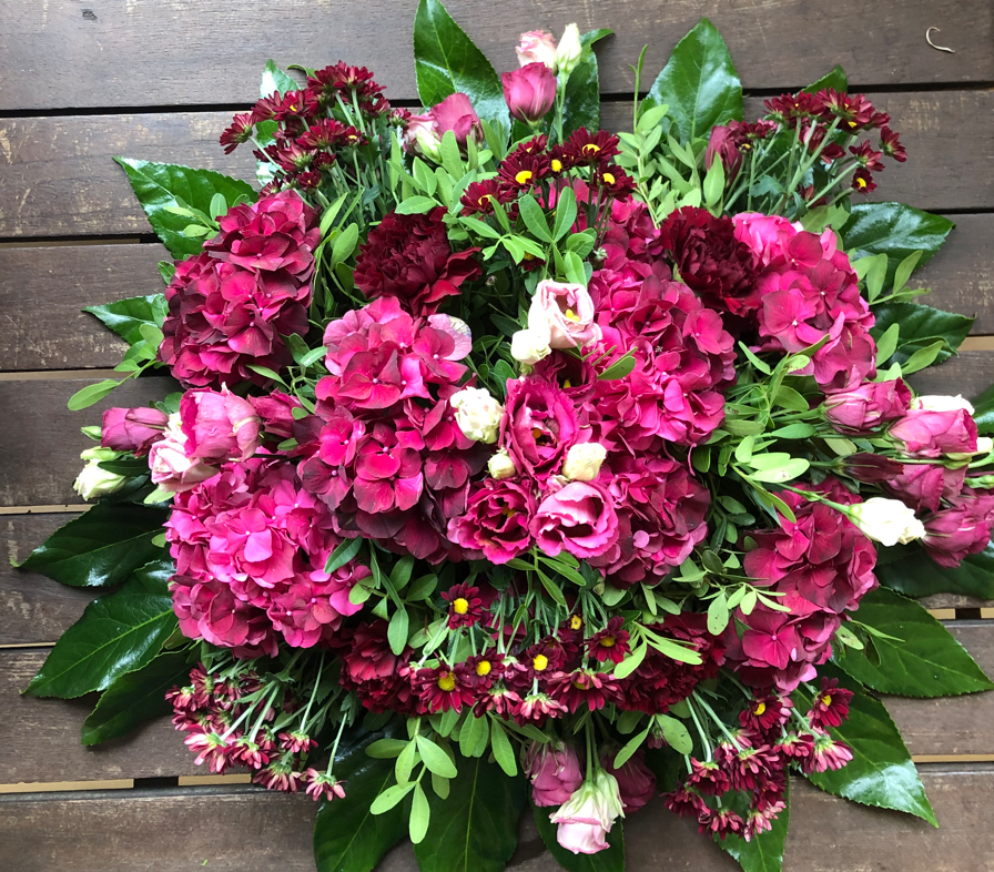Blomster buket til erhverv i lilla nuancer 