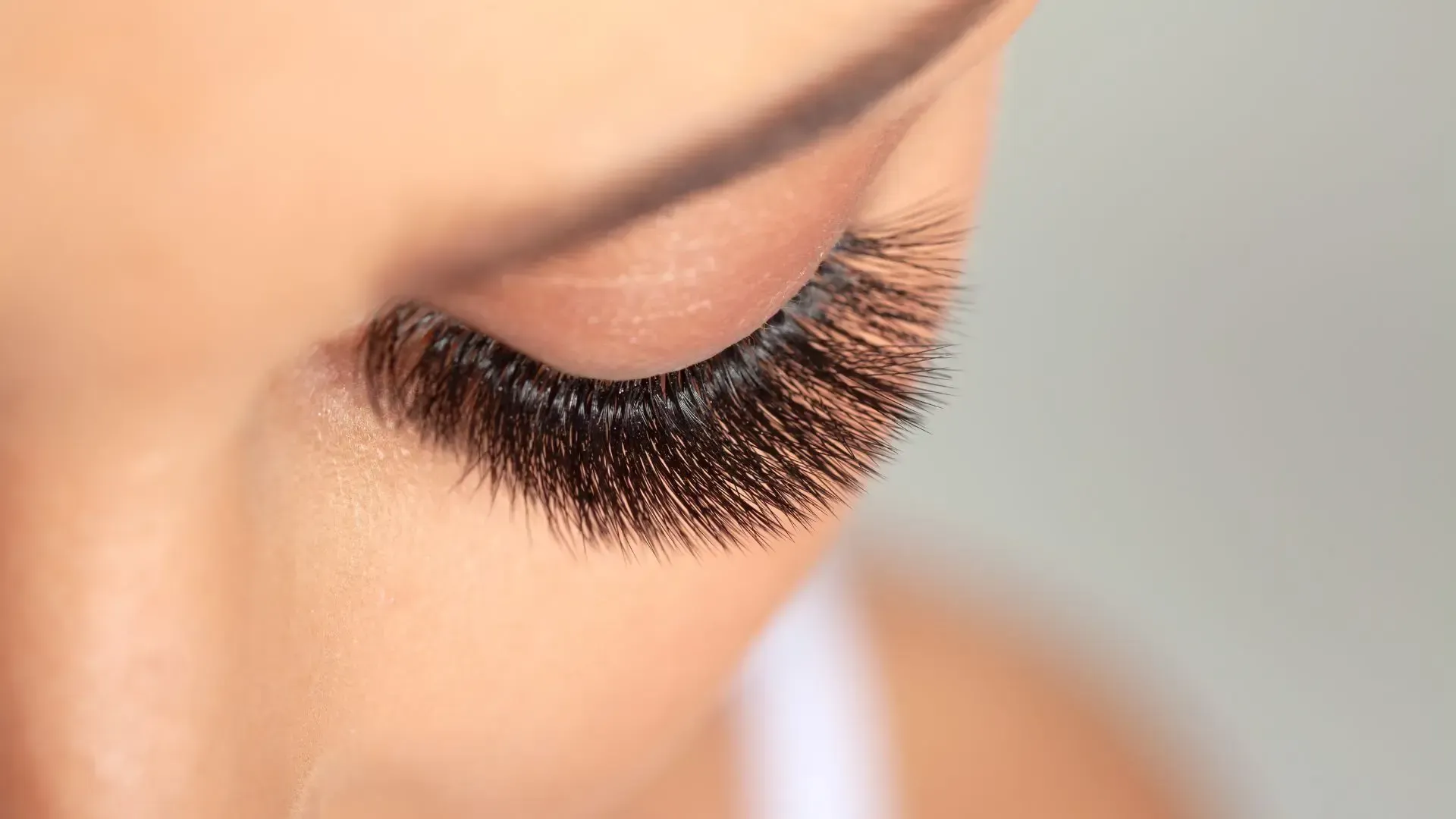 A close up of a woman 's eye with long eyelashes.