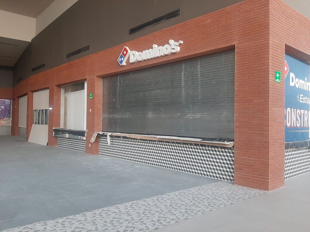 Proyecto de cortina de acero en acceso comercial