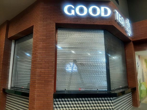 Cortina de acero instalada en acceso comercial