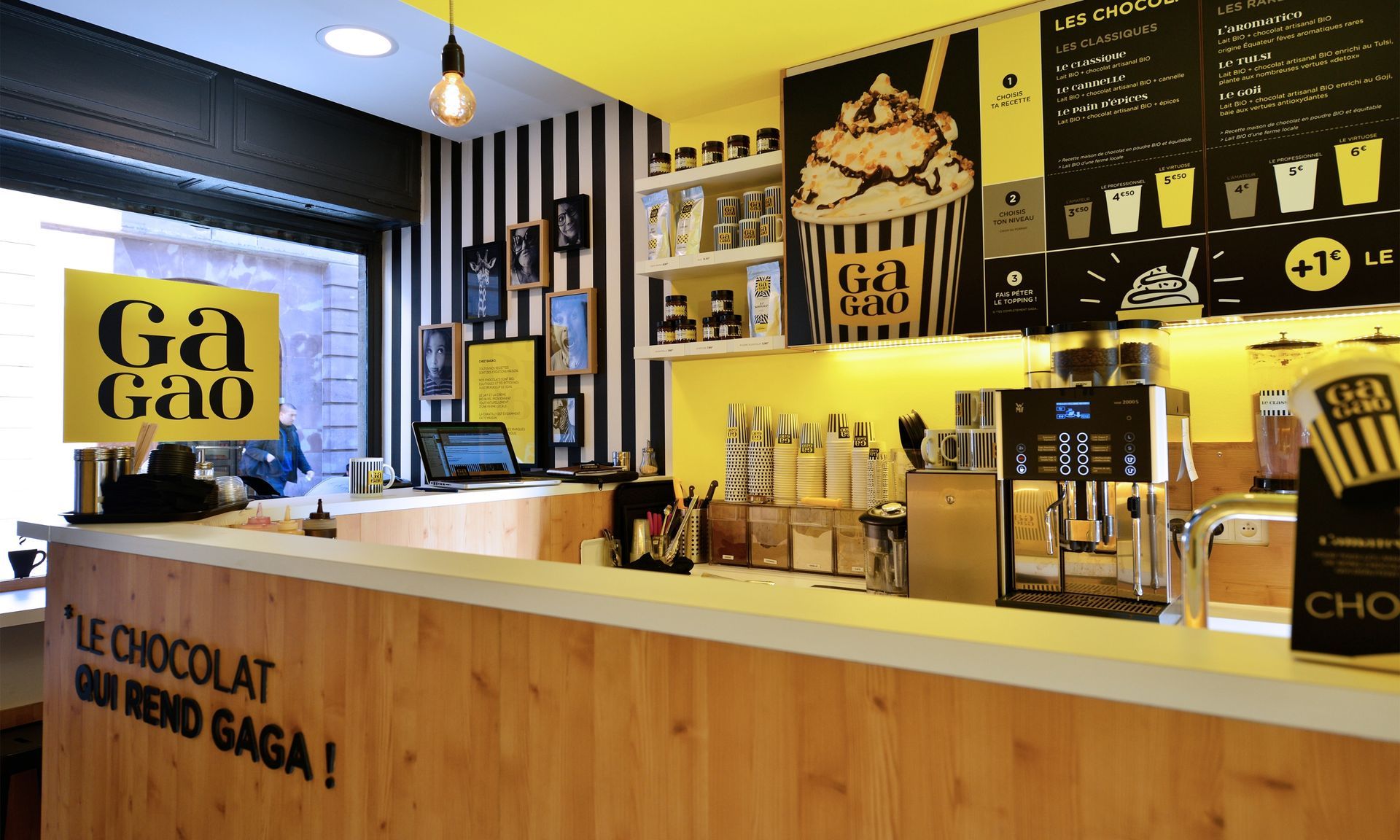 Comptoir de la boutique Gagao avec menu board, PLV, gobelet et topping. Habillage des mur rayés.
