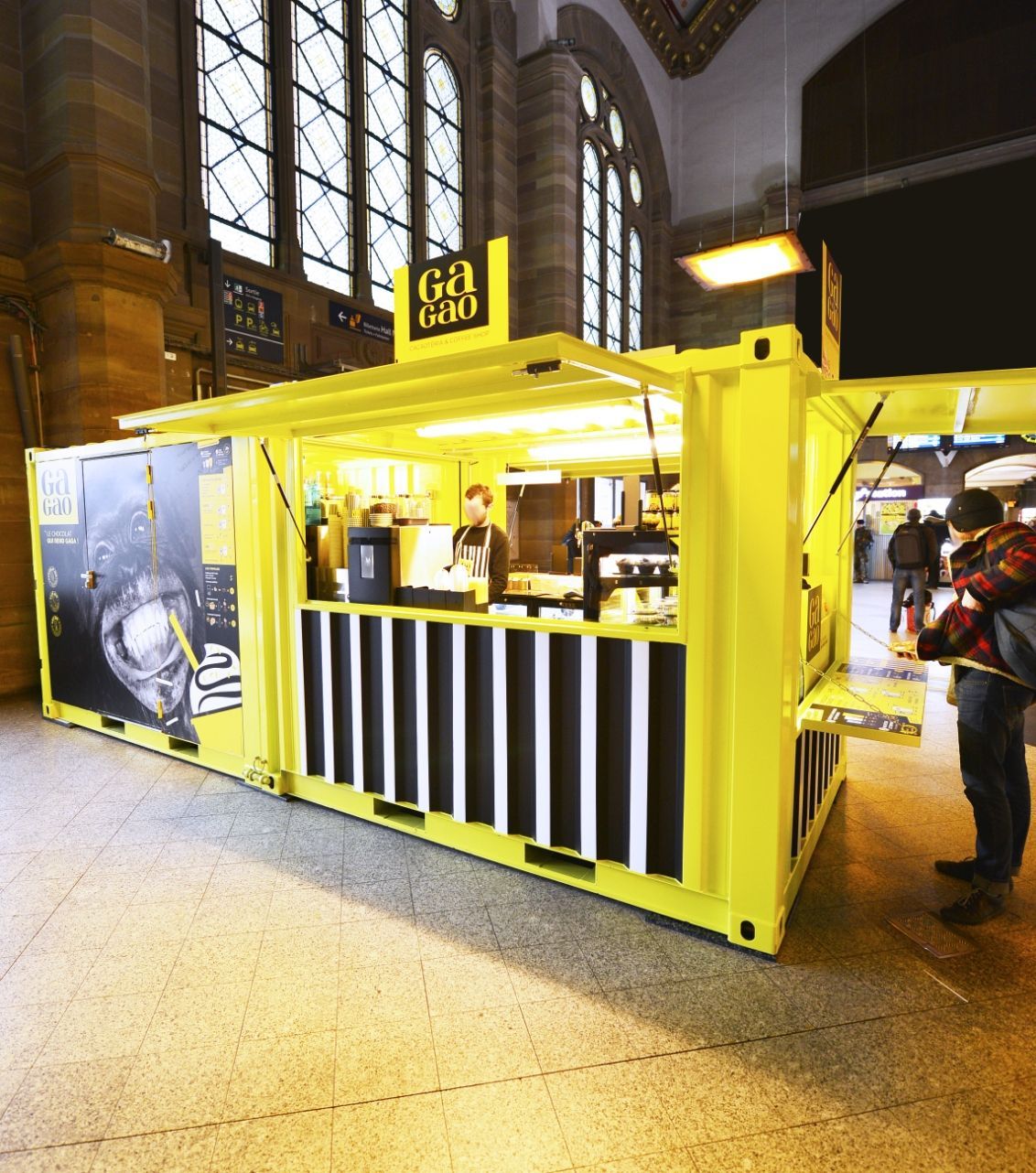 Design d'un contener jaune et rayé en corner gagao dans la gare de Strasbourg.