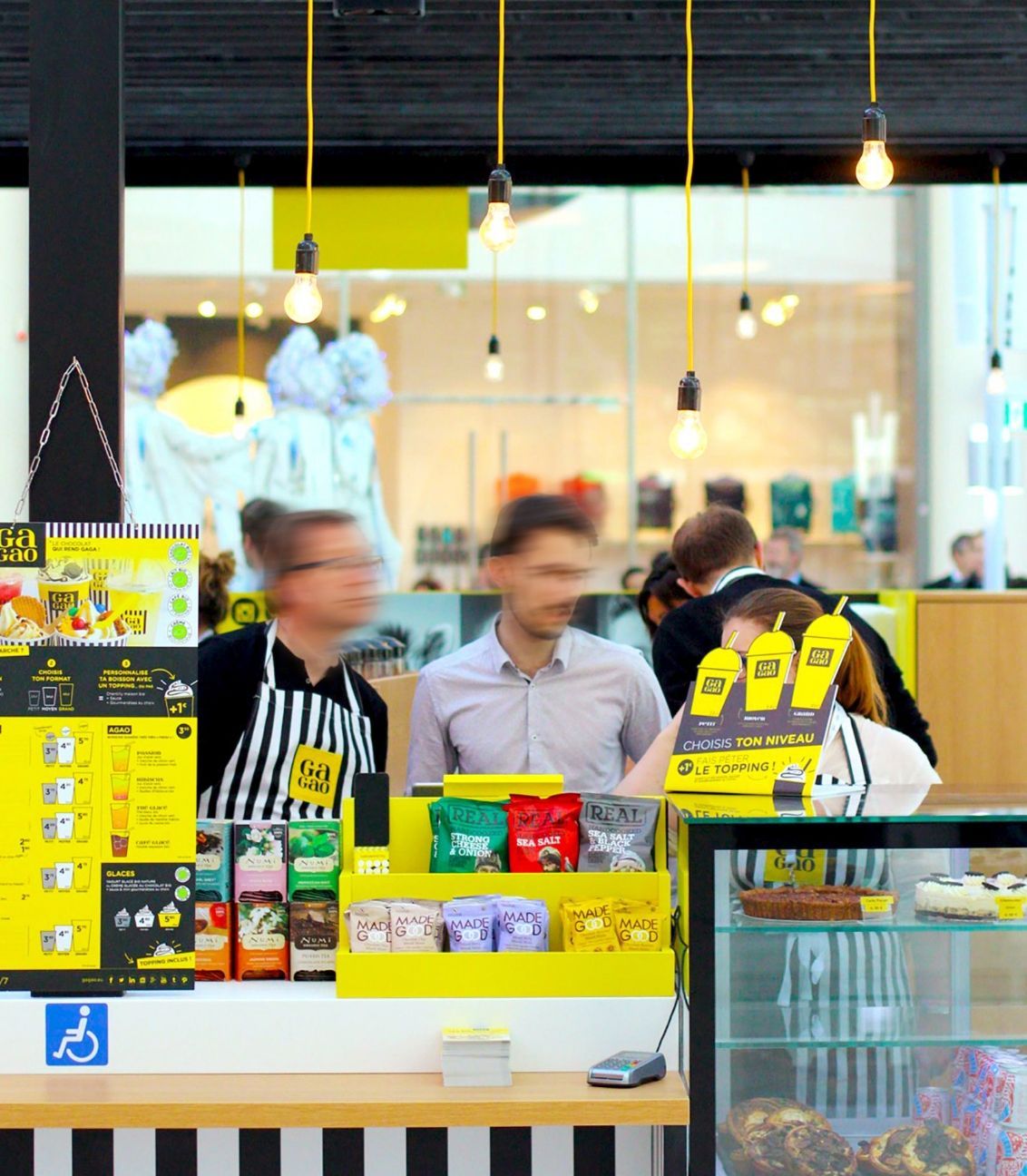 Détail de la mise en place du comptoir Gagao à Lille Europe avec PLV de produits en vente additionnelle.