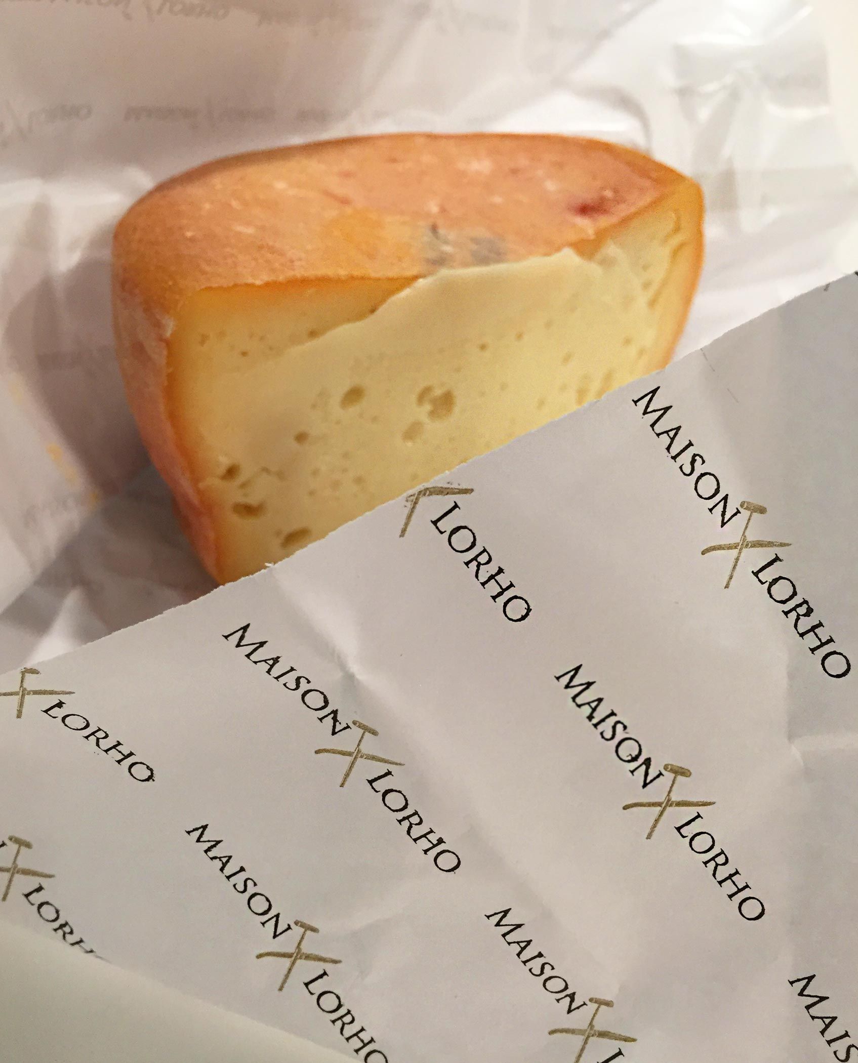 Morceau de fromage dans feuille d'emballage