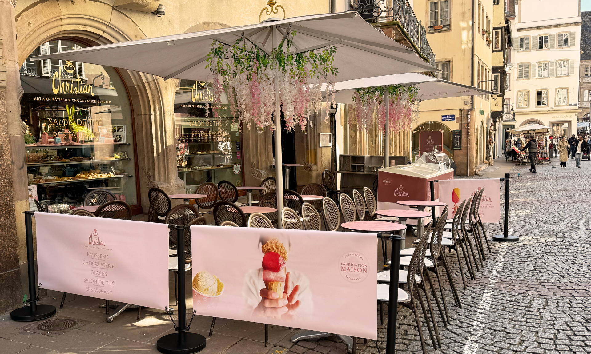 Terrasse de la pâtisserie Christian au pied de la cathédrale de Strasbourg