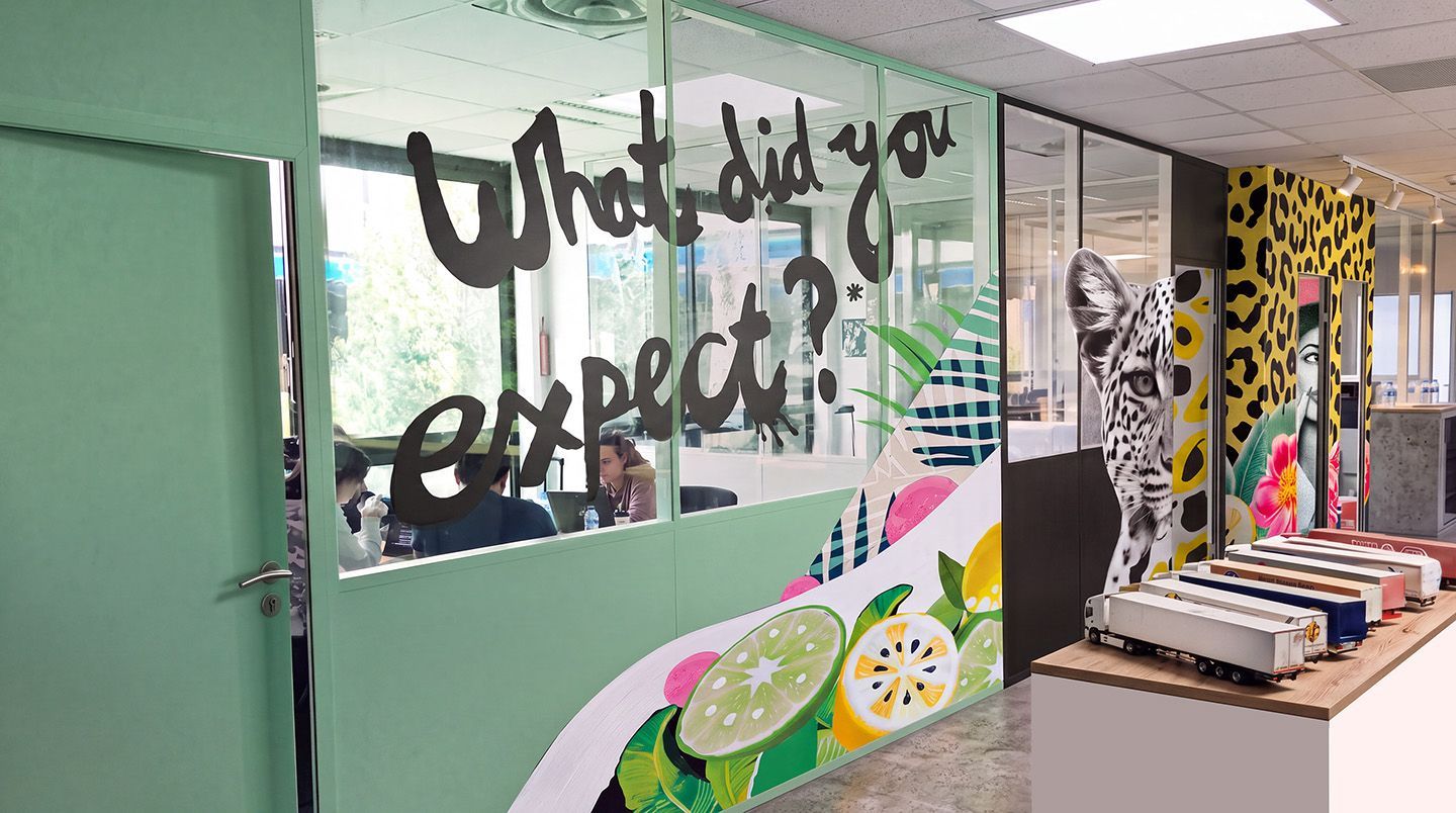 Concept de redesign des bureaux aux couleurs de Schweppes.
