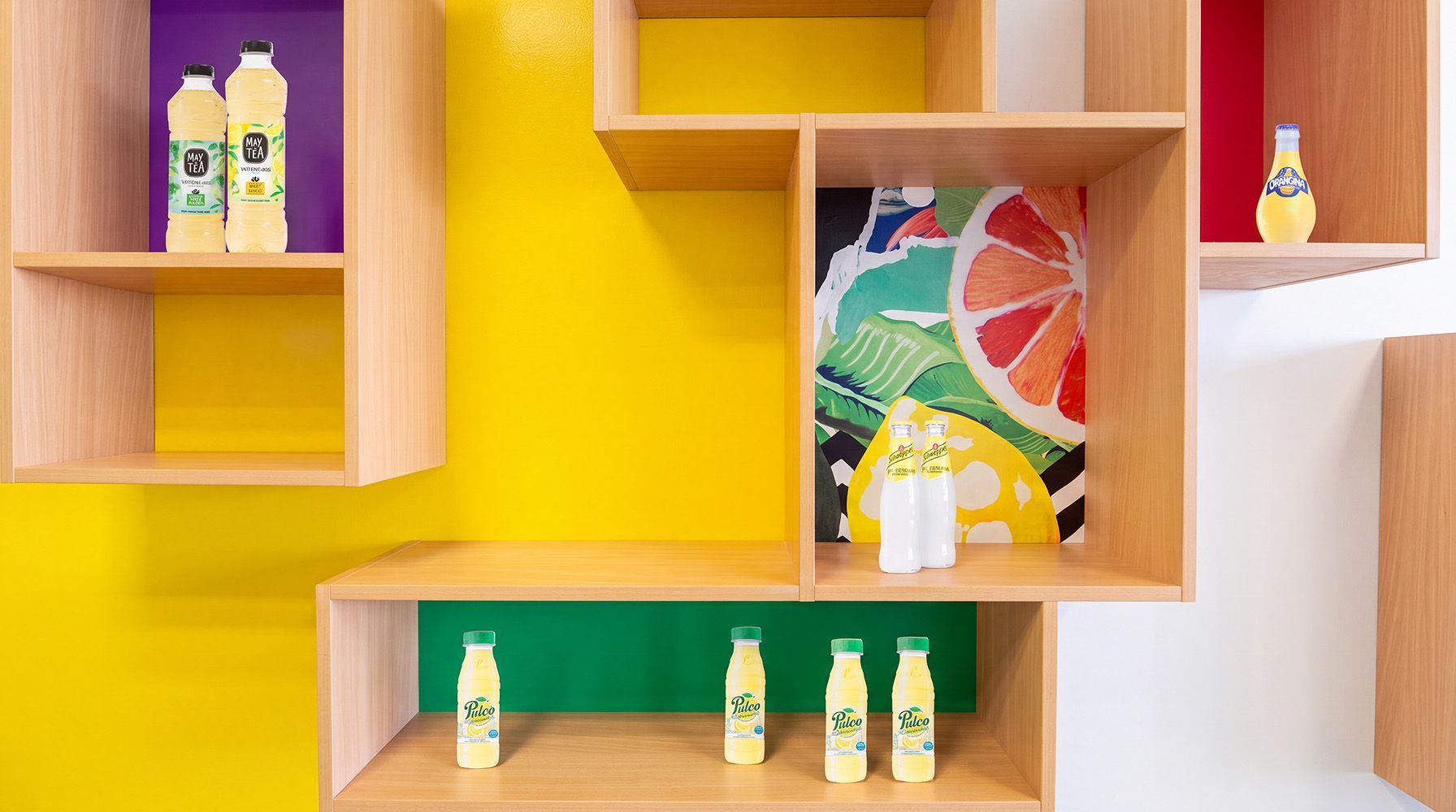 Etagères originales avec produits factices.
