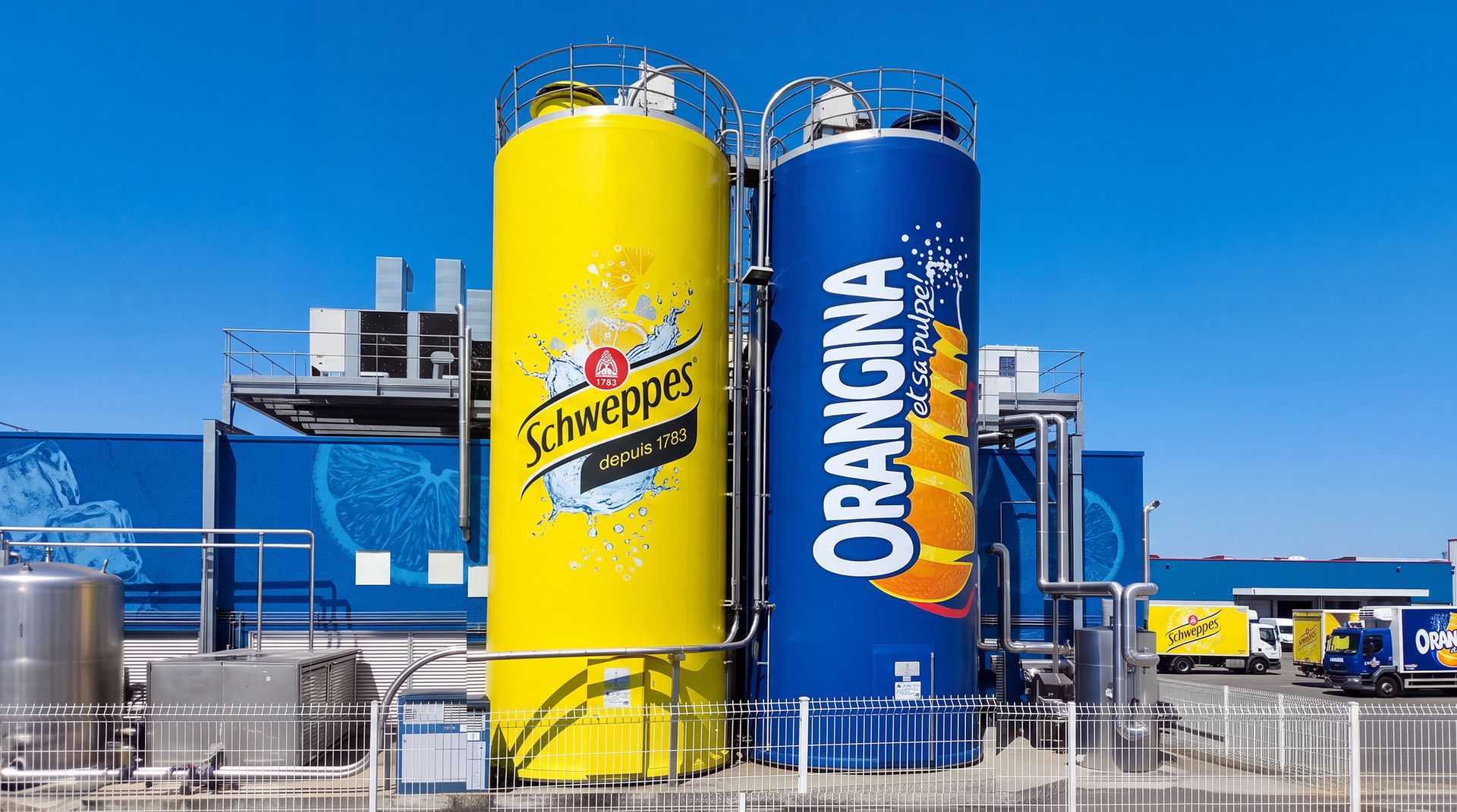 Concept d'habillage des silos de boissons Schweppes et Orangina sur le site de production.