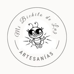 Logo circular en blanco y negro de “Mi Bichito de Luz Artesanías” con una mariquita sonriente al centro