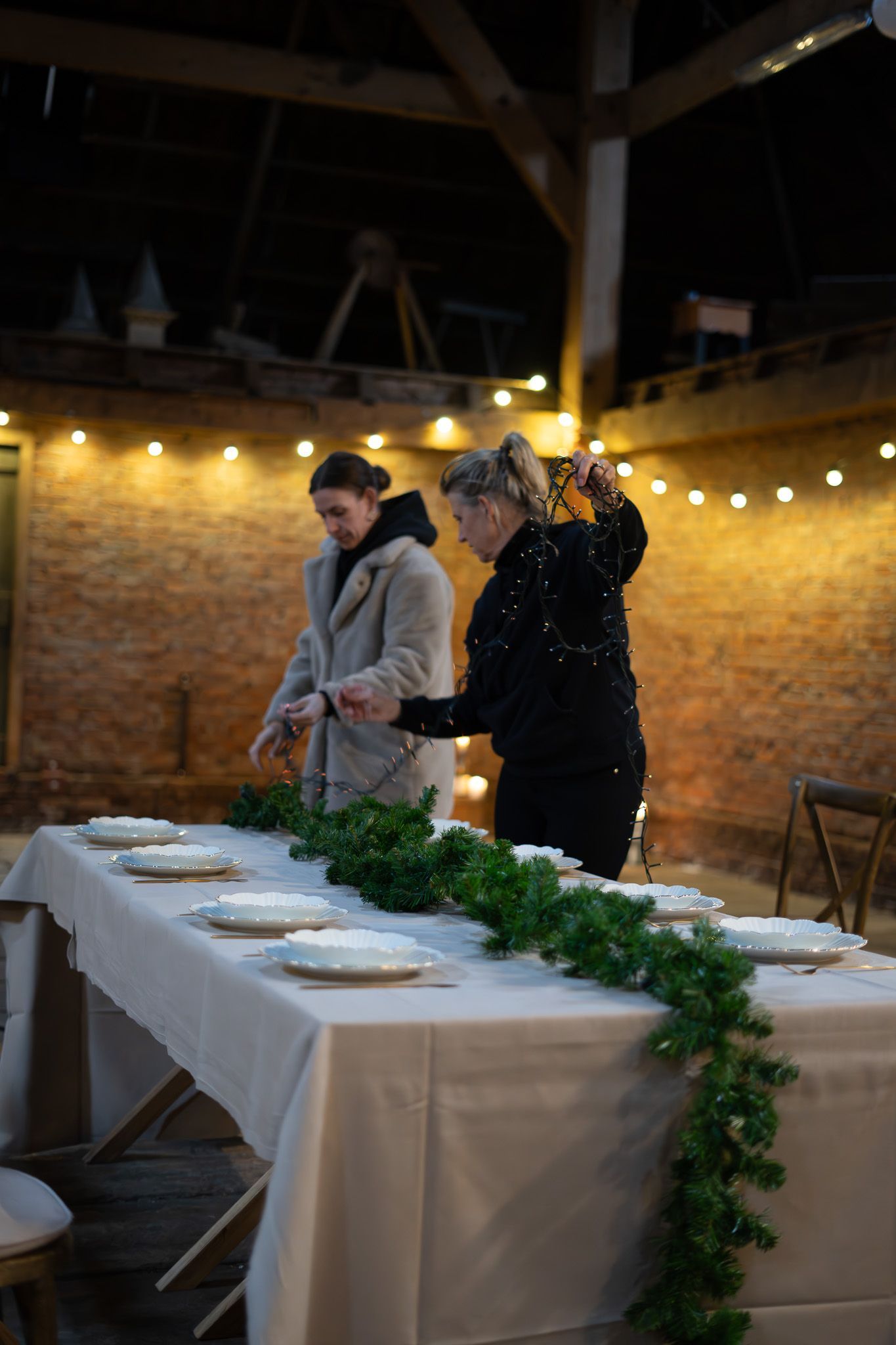 Ik ben Beau, de oprichter van Nori Picnics & Events. 
Mijn passie voor reizen heeft me al naar talloze prachtige plekken op de wereld gebracht. Ik heb daarnaast veel werkervaring opgedaan in de hospitality & events voordat ik aan mijn bedrijf Nori Picnics & Events begon. Zo heb ik onder andere gewerkt als hotelmanager van een aparthotel en als eventmanager waarbij ik grote producties heb gedraaid. Daarnaast werk ik nog een aantal uren per week als freelance PA. Organiseren en regelen zit in mijn DNA, en ik geniet ervan om zowel zakelijk als creatief bezig te zijn.